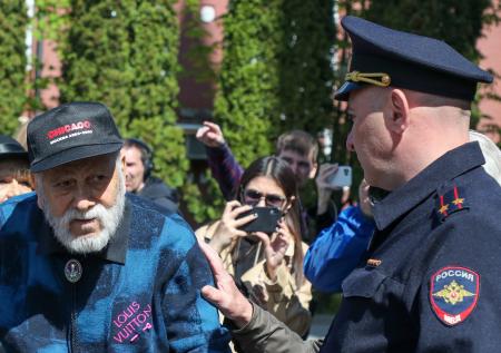 Mash: 92-летнему отцу Киркорова запретили водить машину