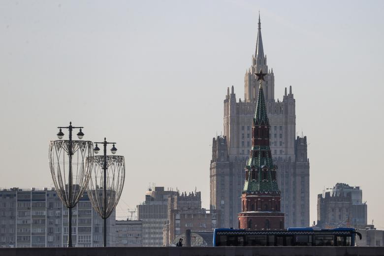 Московский Кремль на фоне МИД РФ