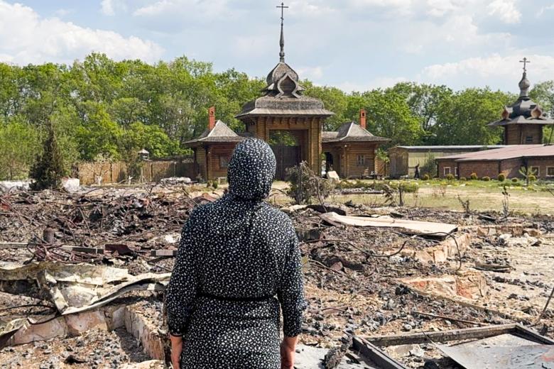 Женщина около сгоревшего после атаки БПЛА со стороны ВСУ храмового комплекса Новый Иерусалим в Валуйском районе