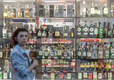 Траты россиян в алкомаркетах снизились на 14%