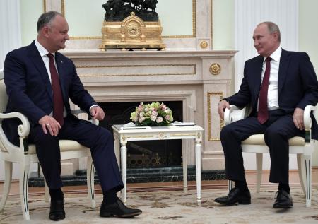 Додон отметил спокойствие Путина в сложных ситуациях