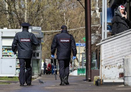 Baza: полицейский подбросил наркотики в квартиру и требовал 500 тысяч