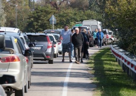 Перед Крымским мостом выстроилась очередь из двух тысяч автомобилей