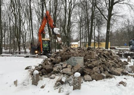 Советский памятник снесли в эстонском городе Кохтла-Ярве