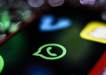 WhatsApp готовится к 155 изменённым эмодзи и тёмному режиму