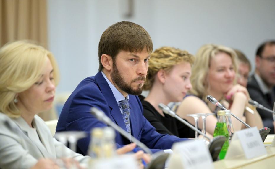 Помощник президента РФ Руслан Эдельгериев (в центре)
