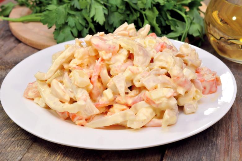 Салат с кальмарами и крабовыми палочками 