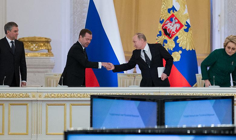 Президент России Владимир Путин пожимает руку премьер-министру России Дмитрию Медведеву перед началом заседания Государственного Совета Российской Федерации
