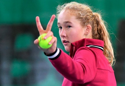 Теннисистка Андреева победила Волынец и вышла во второй круг турнира в Дохе