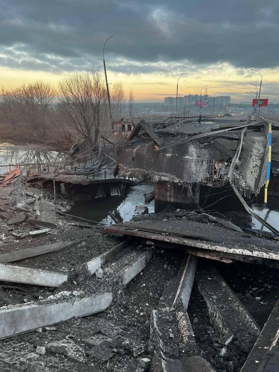 Украинские ВСУ взорвали мост на пути к Киеву