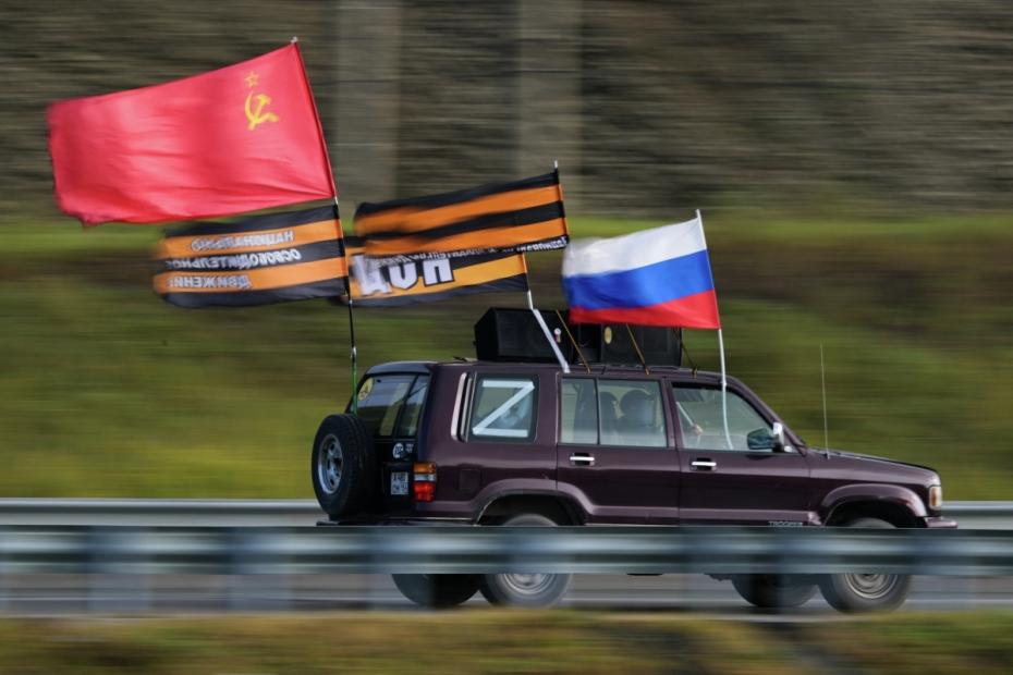 Участник автопробега, посвященного Дню воссоединения новых регионов с Россией, в Новосибирске
