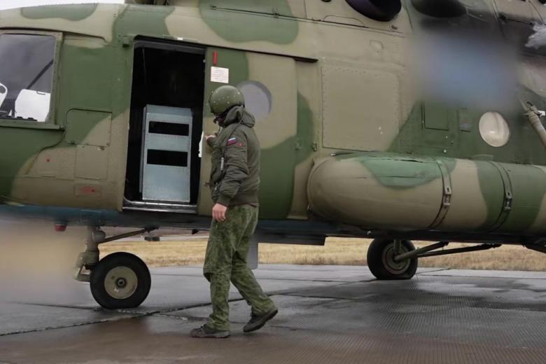 Летчик у вертолета радиоэлектронной борьбы ВКС России