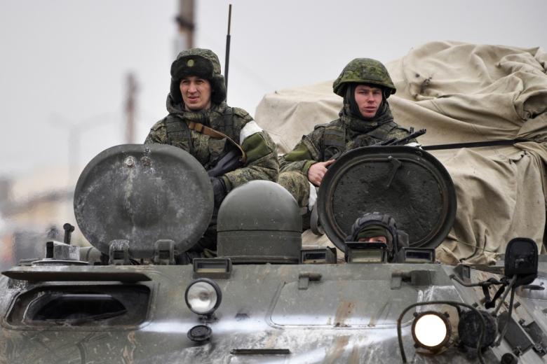 Военнослужащие ВС РФ на броне бронетранспортера в Армянске