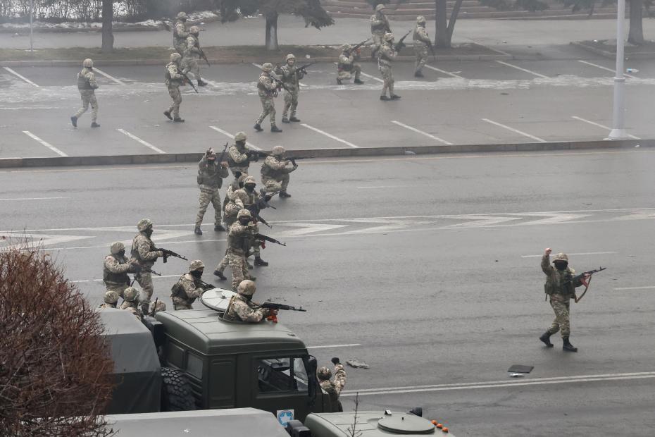  Казахстан. Алма-Ата. Военнослужащие во время контртеррористической операции против участников массовых акций и беспорядков