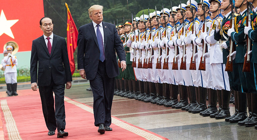 Президент США Дональд Трамп во время визита в Ханой