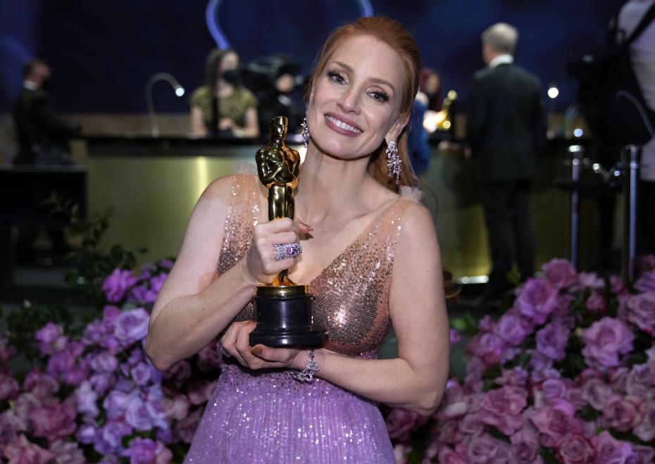Джессика Честейн удостоена премии «Оскар» в номинации «Лучшая актриса» за главную роль в картине «Глаза Тэмми Фэй»