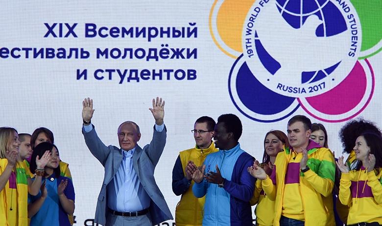 Президент РФ Владимир Путин выступает на шоу «Россия» в рамках XIX Всемирного фестиваля молодежи и студентов