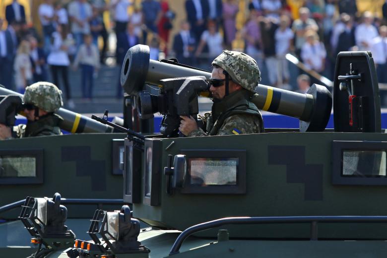 Солдат украинской армии держит переносное противотанковое оружие США Javelin