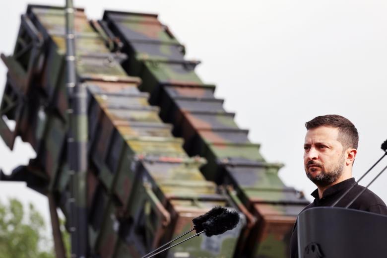 Владимир Зеленский стоит перед ЗРК Patriot