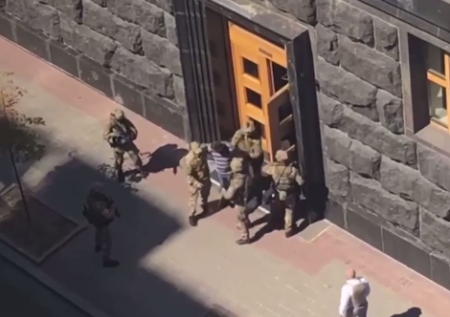 Появилось видео задержания мужчины с гранатой в здании кабмина Украины