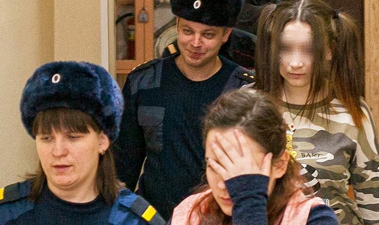 Алина Орлова (на первом плане справа) и несовершеннолетняя Алёна Савченко (на втором плане справа), обвиняемые по делу о жестоких убийствах животных
