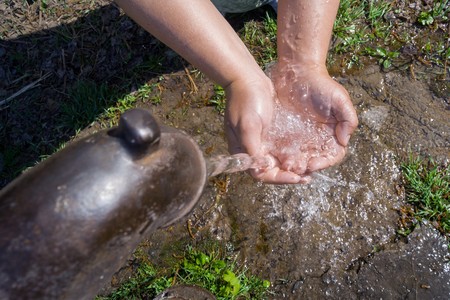 Туристы попили воды из священного источника и тяжело заболели