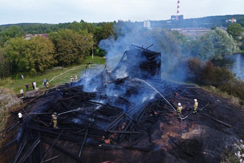 Сгоревшее здание церкви Успения Божией Матери в Кондопоге в Карелии