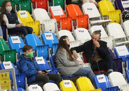 В Госдуме нашли способ убедить россиян носить маски и перчатки
