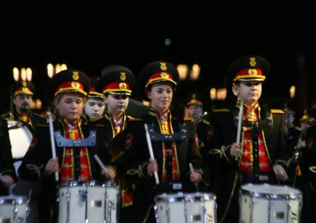 Кадеты и барабанщицы посвятили врачам выступление на «Спасской башне»