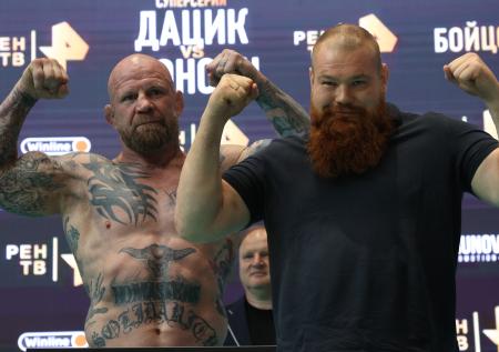 Дацик победил Монсона в бою по правилам ММА в Москве