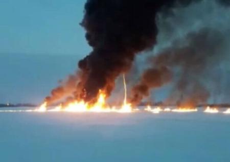 Появилось видео пожара на реке Обь