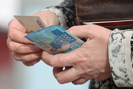Пенсионерка оплатила установку скамеек для пожилых на автобусной остановке
