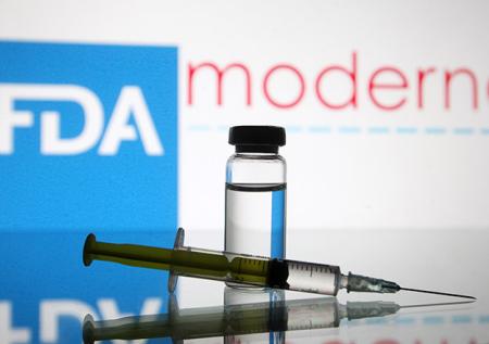 Регулятор одобрил вакцину Moderna для использования в США