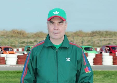 Президент Туркменистана решил заняться скандинавской ходьбой