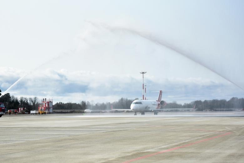 Самолет CRJ 200 авиакомпании UVT Aero сел в аэропорту Сухума, выполняя тестовый рейс. Это первый за последние 30 лет рейс из Москвы в Сухум