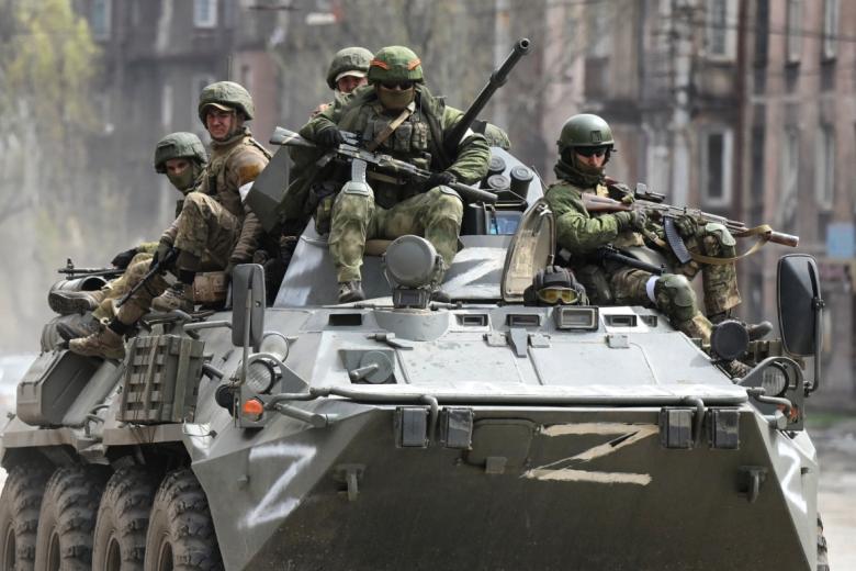 Военнослужащие ВС РФ на улице в Мариуполе