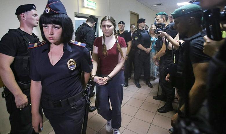 Анна Павликова (в центре)