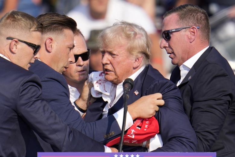 На экс-президента США Дональда Трампа совершено покушение во время предвыборного митинга в штате Пенсильвания