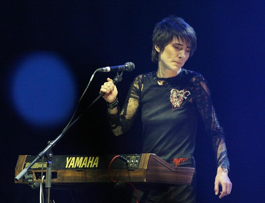 Певица Земфира Рамазанова во время выступления на концерте «20 лет без Кино», 2010 год