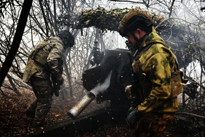 Артиллерийский расчет гаубицы Д-30 в зоне боевых действий