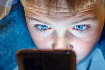 Ученая объяснила, как смартфоны вредят молодежи