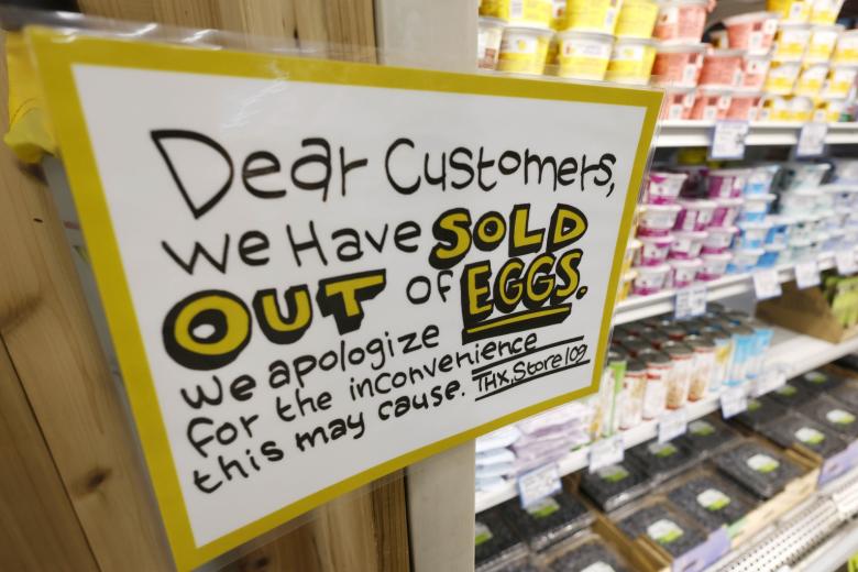 На вывеске написано, что яйца распроданы в продуктовом магазине в Аламеде, Калифорния, США
