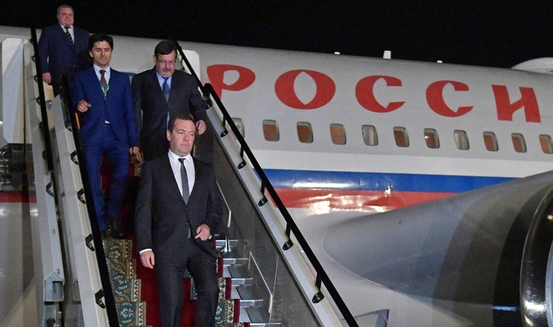 Председатель правительства РФ Дмитрий Медведев в аэропорту Душанбе