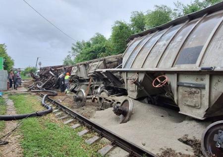 Грузовой поезд сошел с рельсов в Оренбургской области