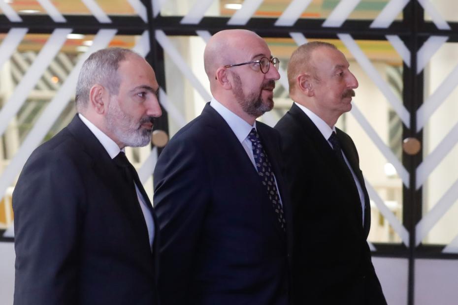 Глава европейского совета Шарль Мишель (в центре), премьер-министр Армении Никол Пашинян (слева) и президент Азербайджана Ильхам Алиев (справа) на встрече в Брюсселе