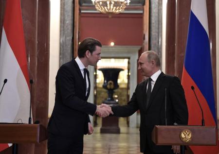 Путин поздравил Курца с вступлением в должность канцлера Австрии