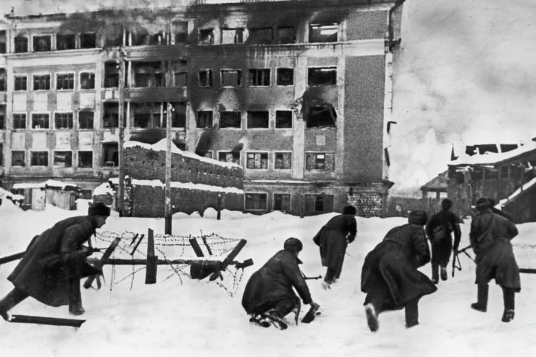 Бойцы Красной Армии ведут бой на улицах Воронежа, 1943 год