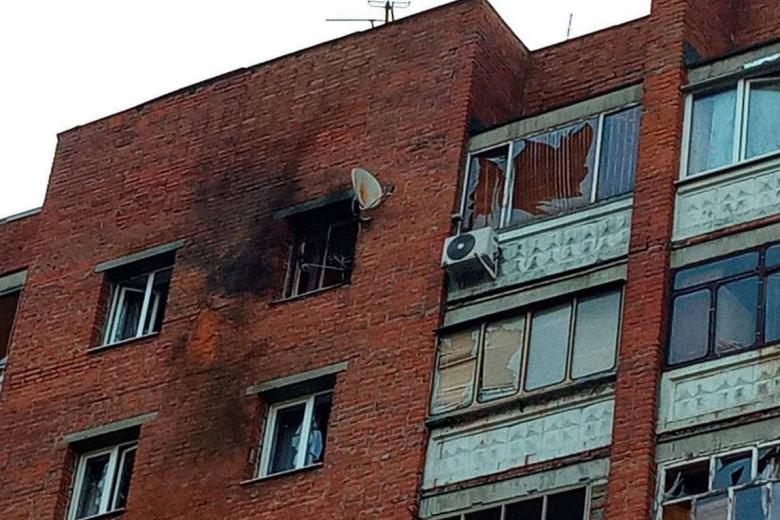 Последствия удара беспилотника в многоквартирный дом на ул. Карла Маркса в Курске
