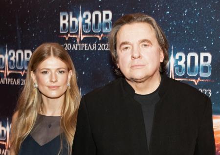 Эрнст вышел в свет с молодой женой