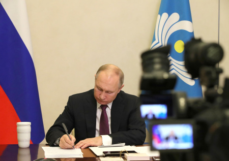 Путин подписал закон, усиливающий неприкосновенность экс-президентов